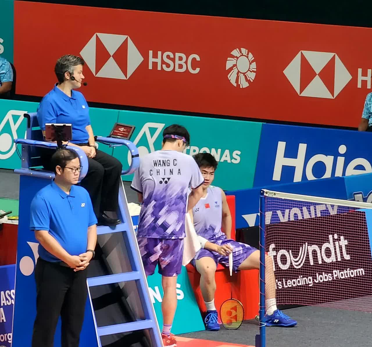 核心球员在场上发挥出色带领球队获胜