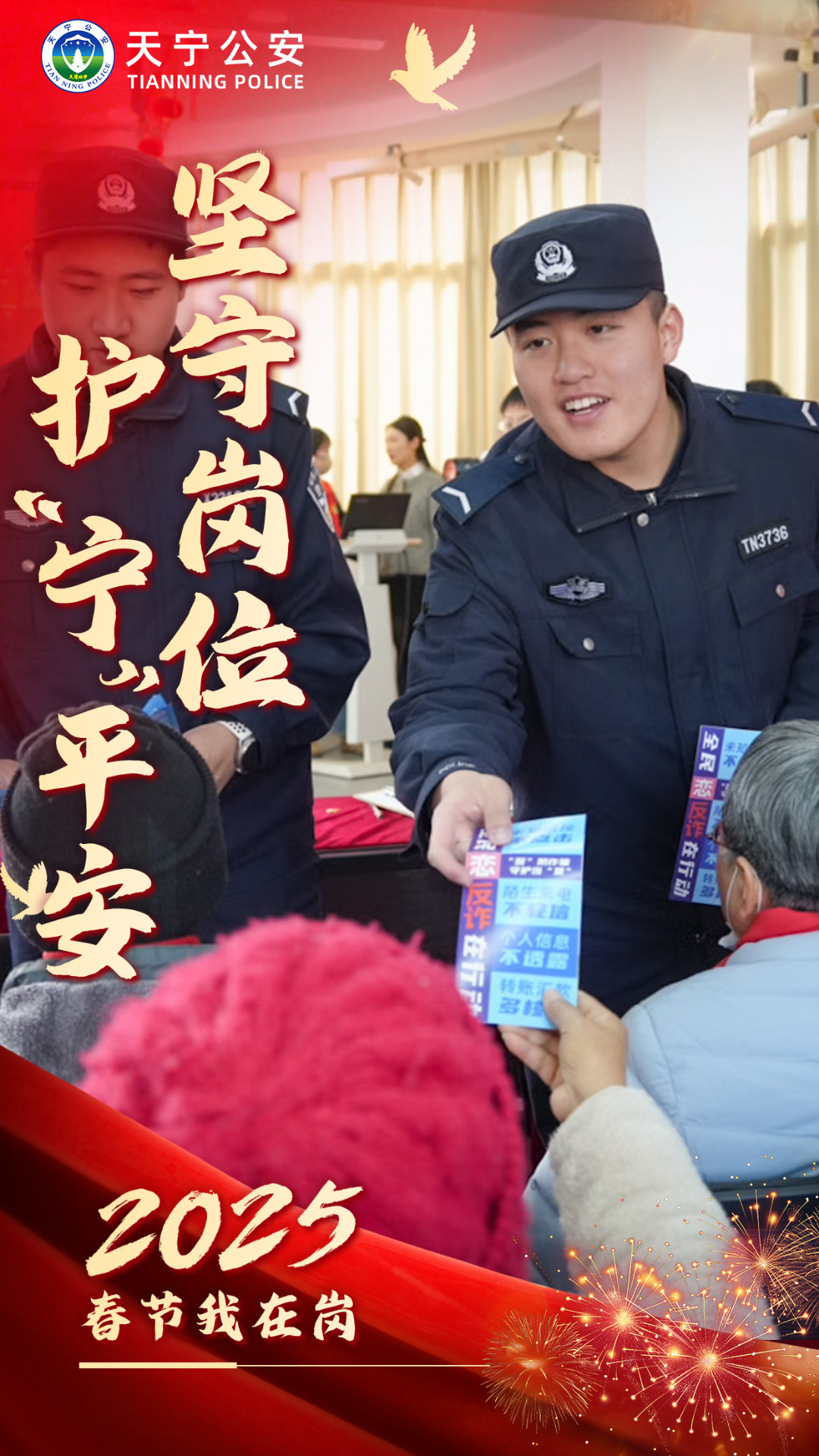 守门员高接低挡，助球队保卫城门