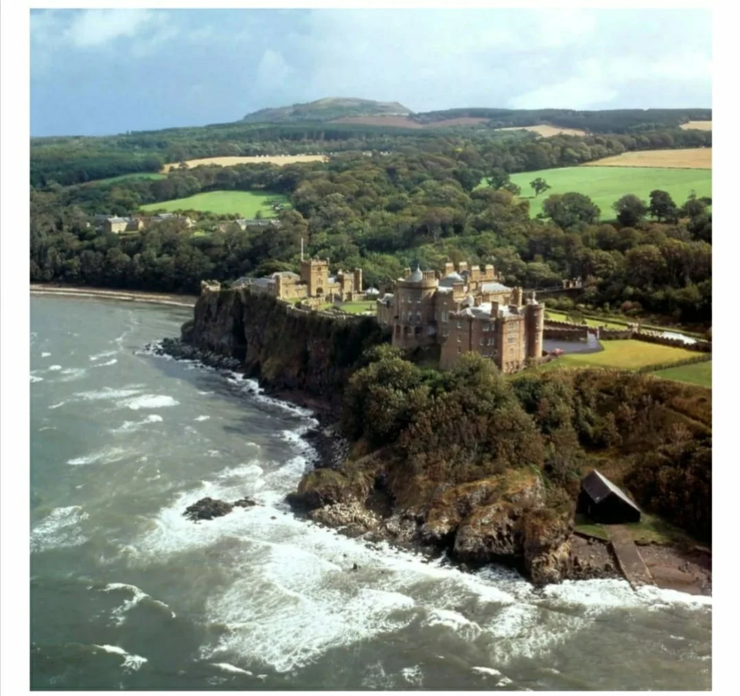 包含曼联遭遇关隘难迈，继续掉队悬崖边缘的词条