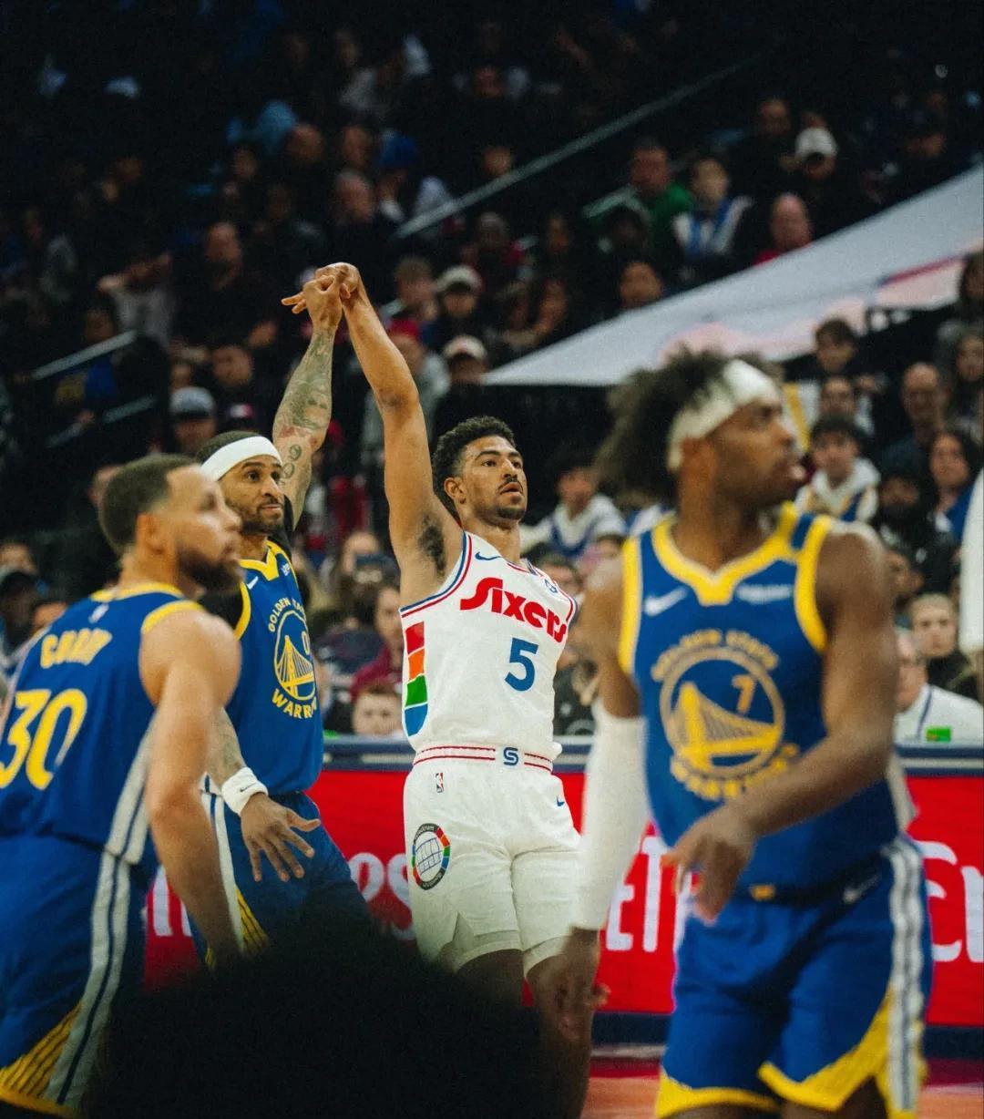 76人惊艳全场，库里助攻爆棚，险胜逆转取胜！