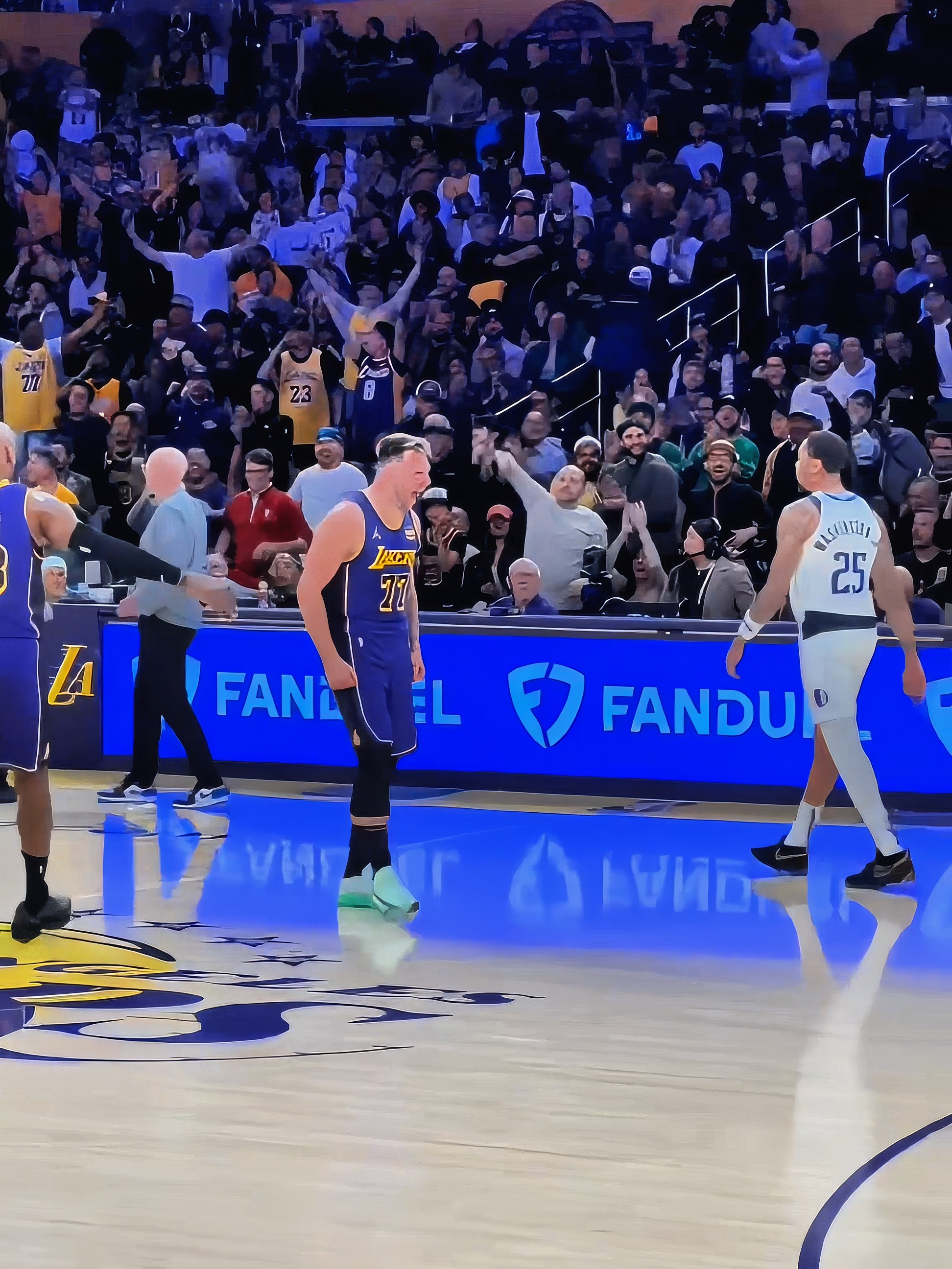 包含东契奇重返赛场，爆冷首场状态出色，加拿大队观众沸腾！的词条