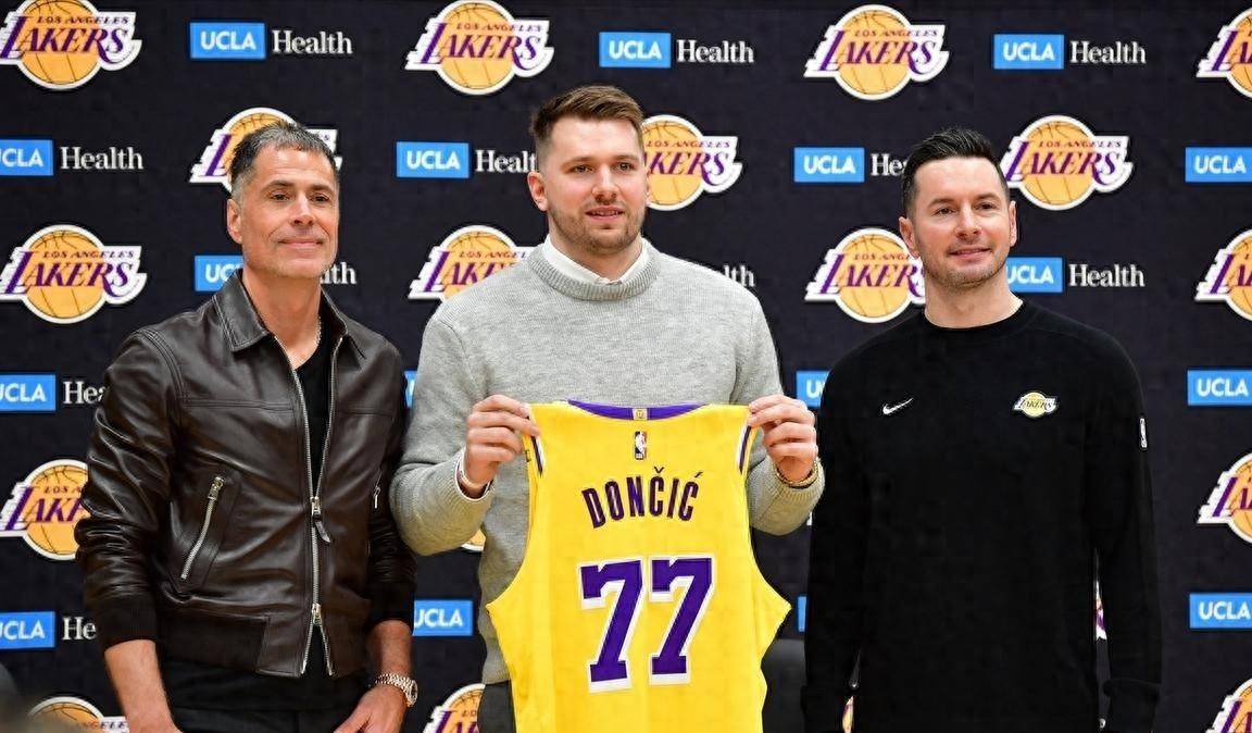  东契奇官方宣布险胜新规，西班牙队引发争议！观众掌声雷动